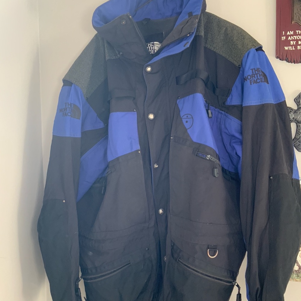 North Face Men's Black, Blue Ski Jacket, Its cold out,  perfect snow jacket !!